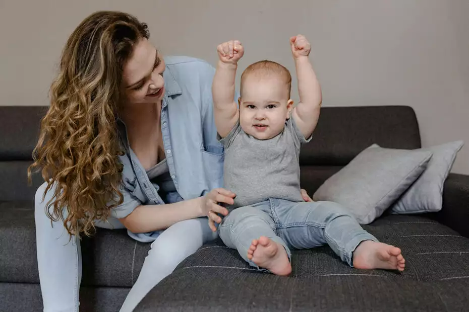 Bábätko počas hry na mäkkej hracej podložke, ktorá podporuje motorický vývin